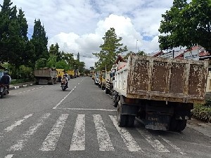 Supir Truk Keluhkan Solar Datangi Kantor Bupati