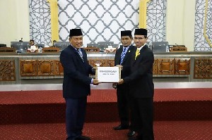 Cek Zainal Serahkan Raqan APBK 2020 kepada DPRK Banda Aceh