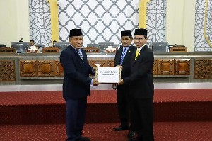 Cek Zainal Serahkan Raqan APBK 2020 kepada DPRK Banda Aceh