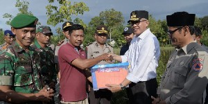 Plt Gubernur Serahkan Bantuan Korban Banjir Aceh Barat