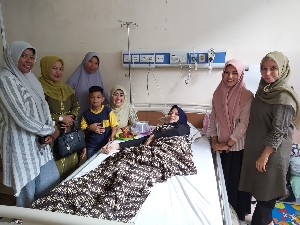Ketua PKK Banda Aceh Besuk Wanita Lumpuh Asal Aceh Timur