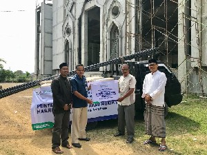 Tanggap Sarana Masjid Jamik Baitul Ahad, BPJS Kesehatan Serahkan Bantuan OSR