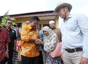 Aminullah Usman Serahkan Rumah Bantuan Untuk Warga Cot Lamkueuh dan Gampong Jawa