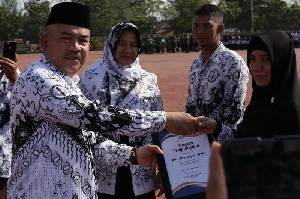 Peringati HUT PGRI ke-74, Pemerintah Aceh Berikan Penghargaan Kepada Guru