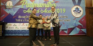 Kemensos Anugerahkan Padmamitra Awards Kepada Plt Gubernur Aceh