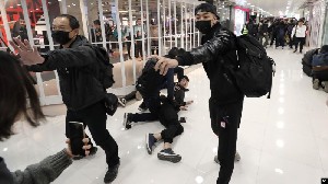 Tolak Pedagang Cina di Hong Kong, 14 Demonstran Ditangkap Polisi