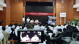 Hadiri Hari Antikorupsi, Jokowi Ditanyai Kenapa Koruptor Tak Dihukum Mati