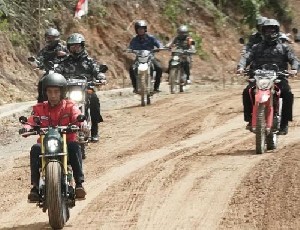 Jokowi Jajal Jalan Perbatasan Kalimantan Naik Motor Custom