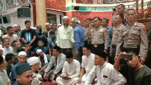 Pengajian Ust Farhan di Mesjid Oman Dibubarkan Warga