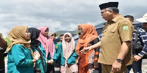 Bersama Suami, Dyah Erti Ajak Mahasiswa KKN Sosialisasi Stunting