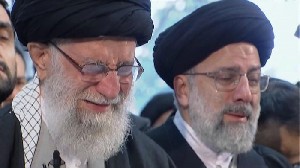 Iran dan AS Semakin Panas, Ayatollah Khamenei Muncul Pimpin Salat Jumat