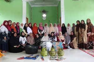 Dekranasda Aceh Serahkan Bantuan kepada Tiga Kelompok Perajin di Aceh Besar