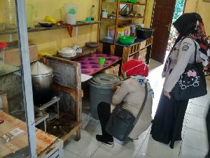 Cegah Hama Tikus, Petugas Karantina Kesehatan Ambil Sampel di Pelabuhan Kolok